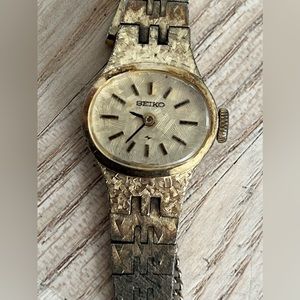 Seiko Ladies Watch Vintage Gold Tone Metal Bracelet and Dial Mechanical Winding